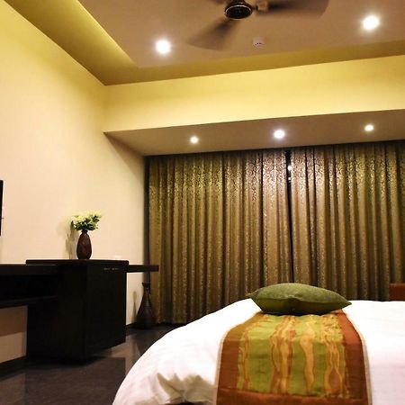 Hotel Opulence Nadiad Bagian luar foto