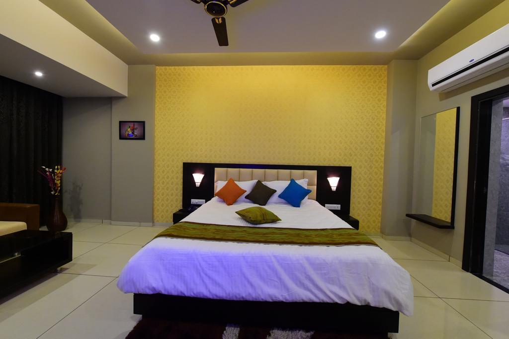 Hotel Opulence Nadiad Bagian luar foto
