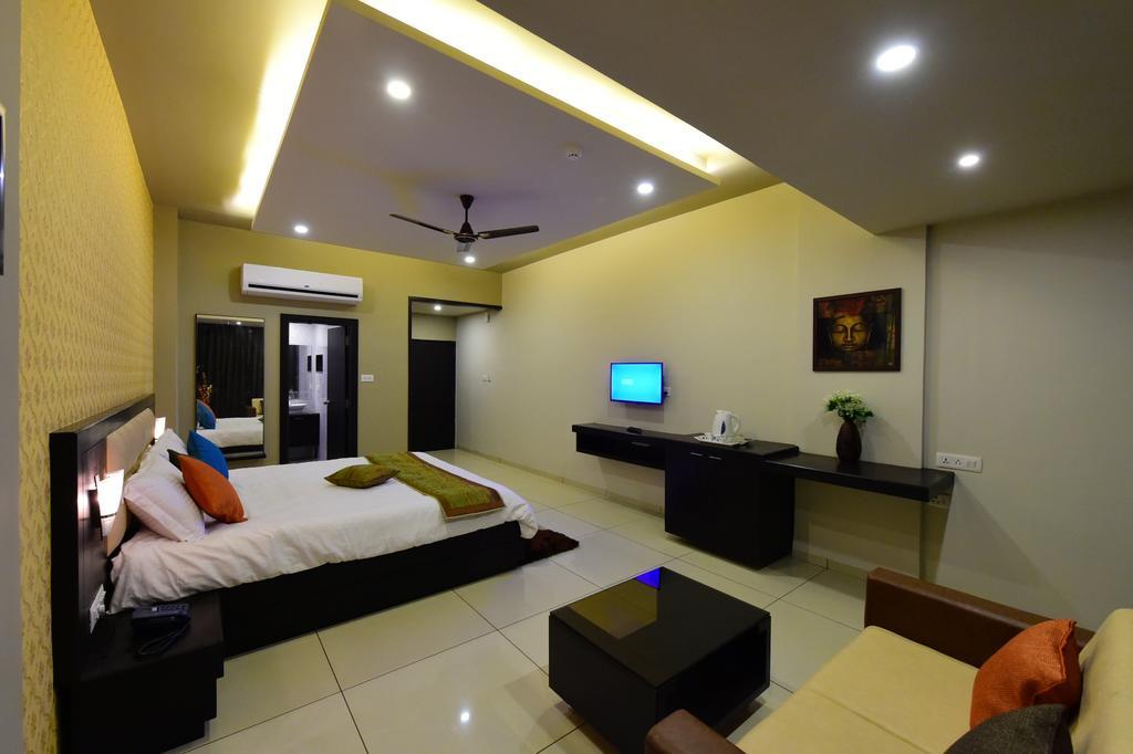 Hotel Opulence Nadiad Bagian luar foto