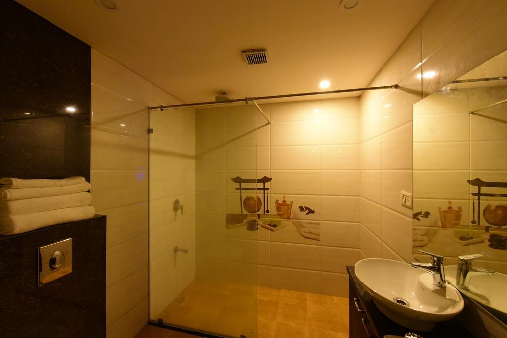 Hotel Opulence Nadiad Bagian luar foto