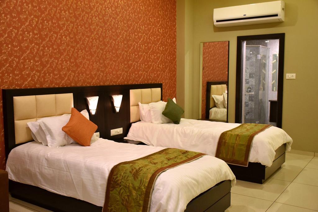 Hotel Opulence Nadiad Bagian luar foto