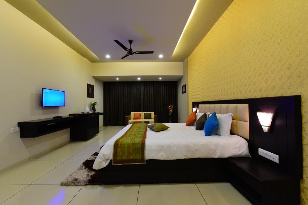 Hotel Opulence Nadiad Bagian luar foto