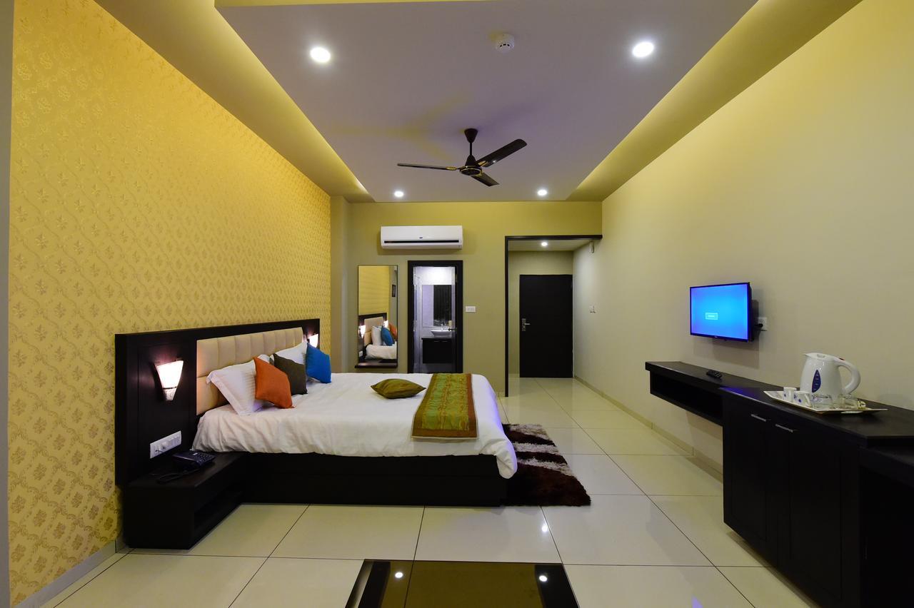 Hotel Opulence Nadiad Bagian luar foto